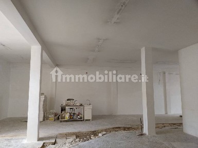 Locale commerciale in Vendita