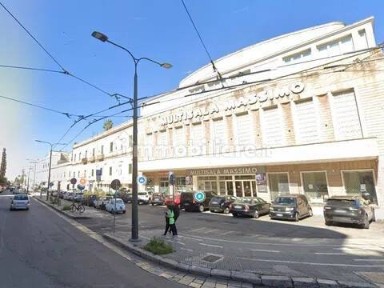 Locale commerciale in Vendita