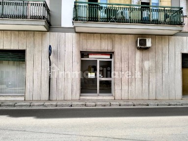 Locale commerciale in Vendita