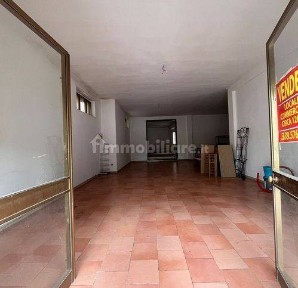 Locale commerciale in Vendita