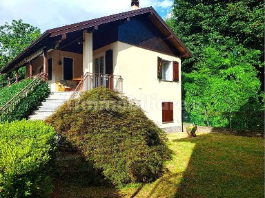Villa bifamiliare via Farinet, 14, Centro, Bee