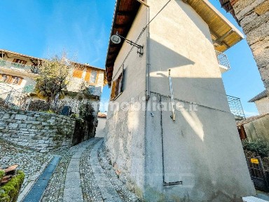 Madonna del Sasso, Via Caresana 26