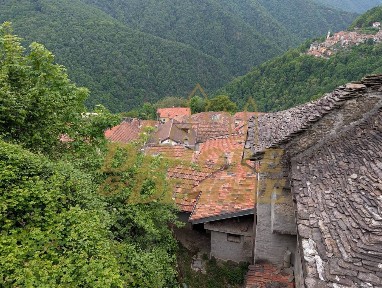 Villa unifamiliare, da ristrutturare, 100 m², Loreglia