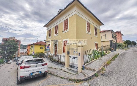 Trilocale via Chiaravalle, Piano, Ancona