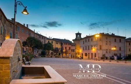 Cupramontana, Piazza Camillo Benso di Cavour