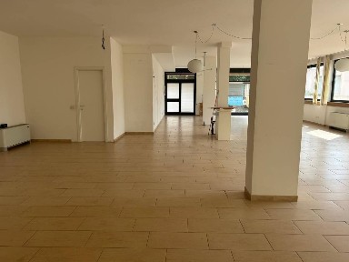 Locale commerciale in Affitto