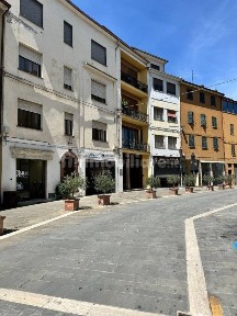 Locale commerciale in Affitto