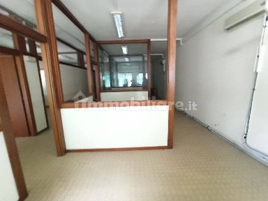 Locale commerciale in Affitto
