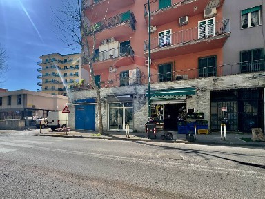 Locale commerciale in Vendita