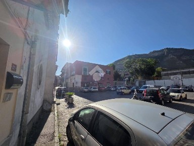 Locale commerciale in Vendita