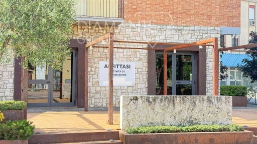 Locale commerciale in Affitto