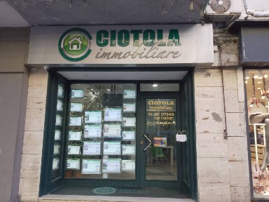 Locale commerciale in Vendita