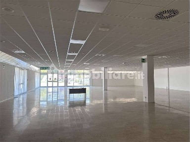 Locale commerciale in Affitto