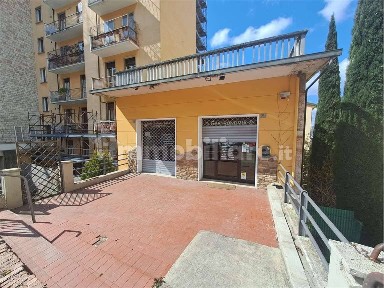 Locale commerciale in Affitto