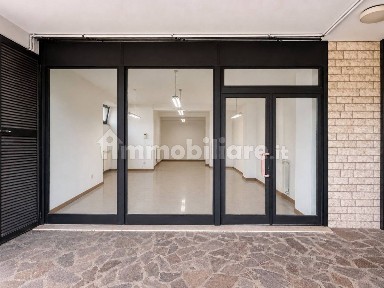 Locale commerciale in Affitto