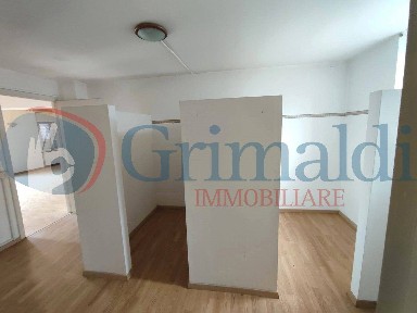 Locale commerciale con laboratorio in Affitto