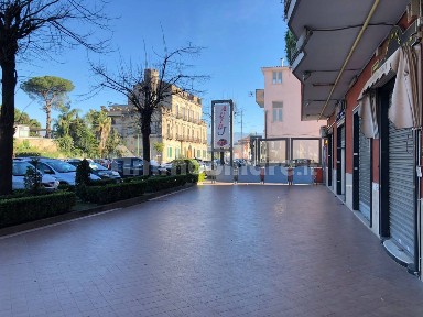 Locale commerciale in Vendita