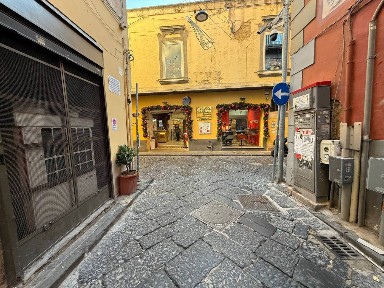 Napoli, Chiaia, Via Alabardieri