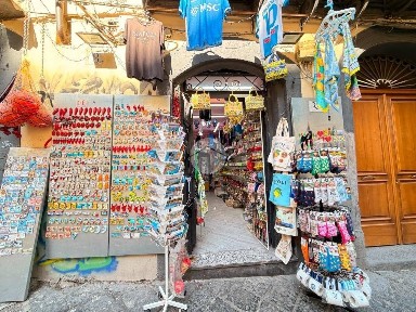 Napoli, Centro Storico, Via santa chiara, 9