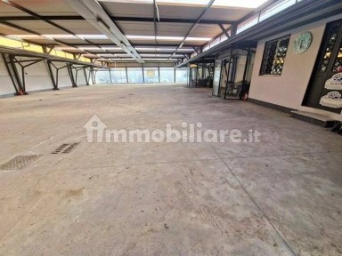 Locale commerciale in Vendita