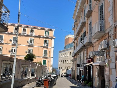 Locale commerciale in Vendita