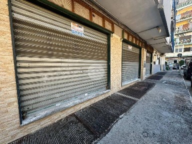 Locale commerciale in Vendita