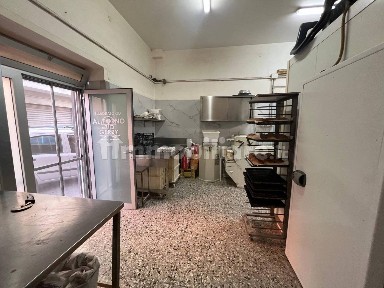Locale commerciale in Vendita