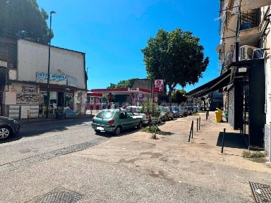 Locale commerciale in Vendita