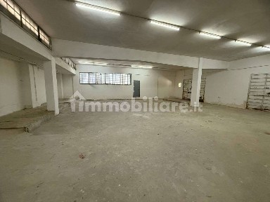 Locale commerciale in Vendita