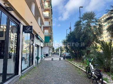 Locale commerciale in Vendita