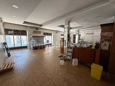 Locale commerciale in Vendita