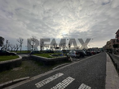 Locale commerciale in Vendita