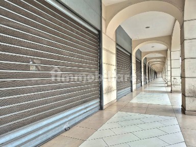 Locale commerciale in Vendita