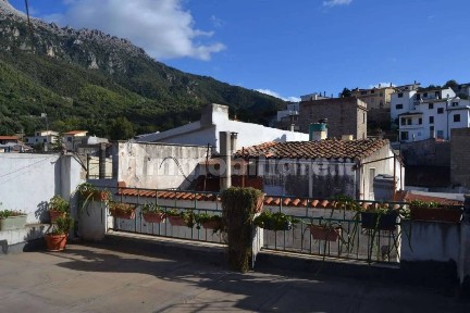 Villa all'asta via Carmelo Floris 5, Oliena