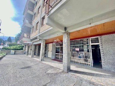 Locale commerciale in Vendita