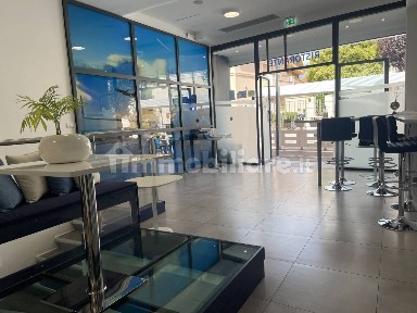 Locale commerciale in Affitto