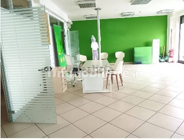 Locale commerciale in Affitto