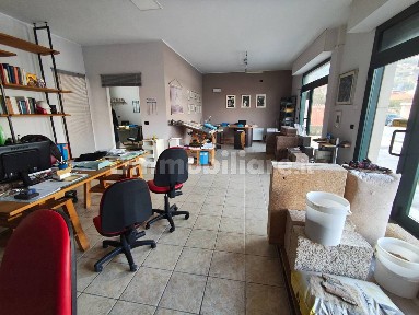 Locale commerciale in Affitto