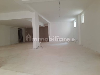 Locale commerciale in Affitto