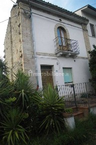 Terratetto unifamiliare 90 m², da ristrutturare, Centro, Perano