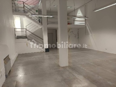 Locale commerciale in Vendita