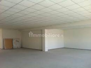 Locale commerciale in Vendita