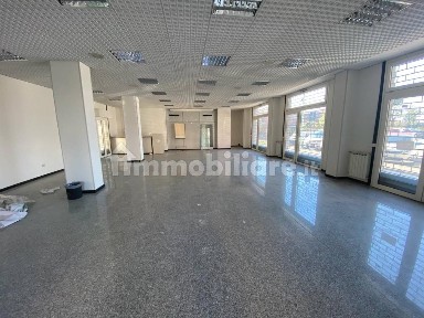 Locale commerciale in Vendita