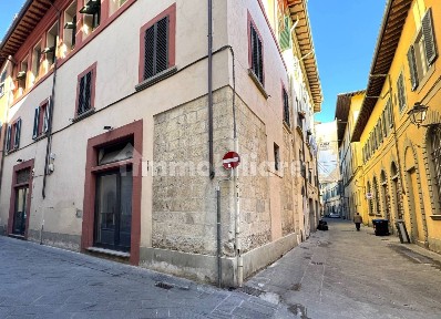 Locale commerciale in Vendita