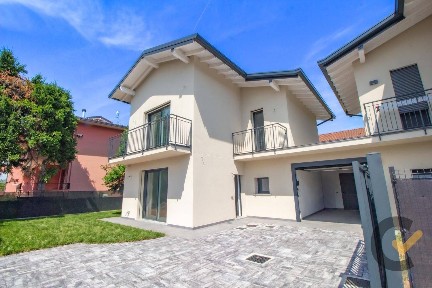 Villa bifamiliare via Piave, snc, Centro, Azzate
