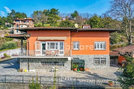 Villa unifamiliare via Aldo Mazza 24, Centro, Gavirate