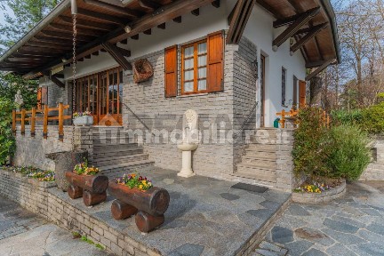 Villa unifamiliare via L. Rossi 96, Sumirago
