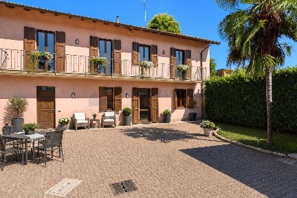 Villa bifamiliare via Dante Alighieri, Centro, Carnago