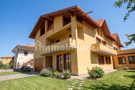 Villa plurifamiliare via Monza 7, Bolladello Peveranza, Cairate