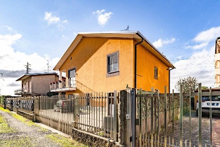 Villa bifamiliare vicolo Boito, Centro, Caronno Pertusella